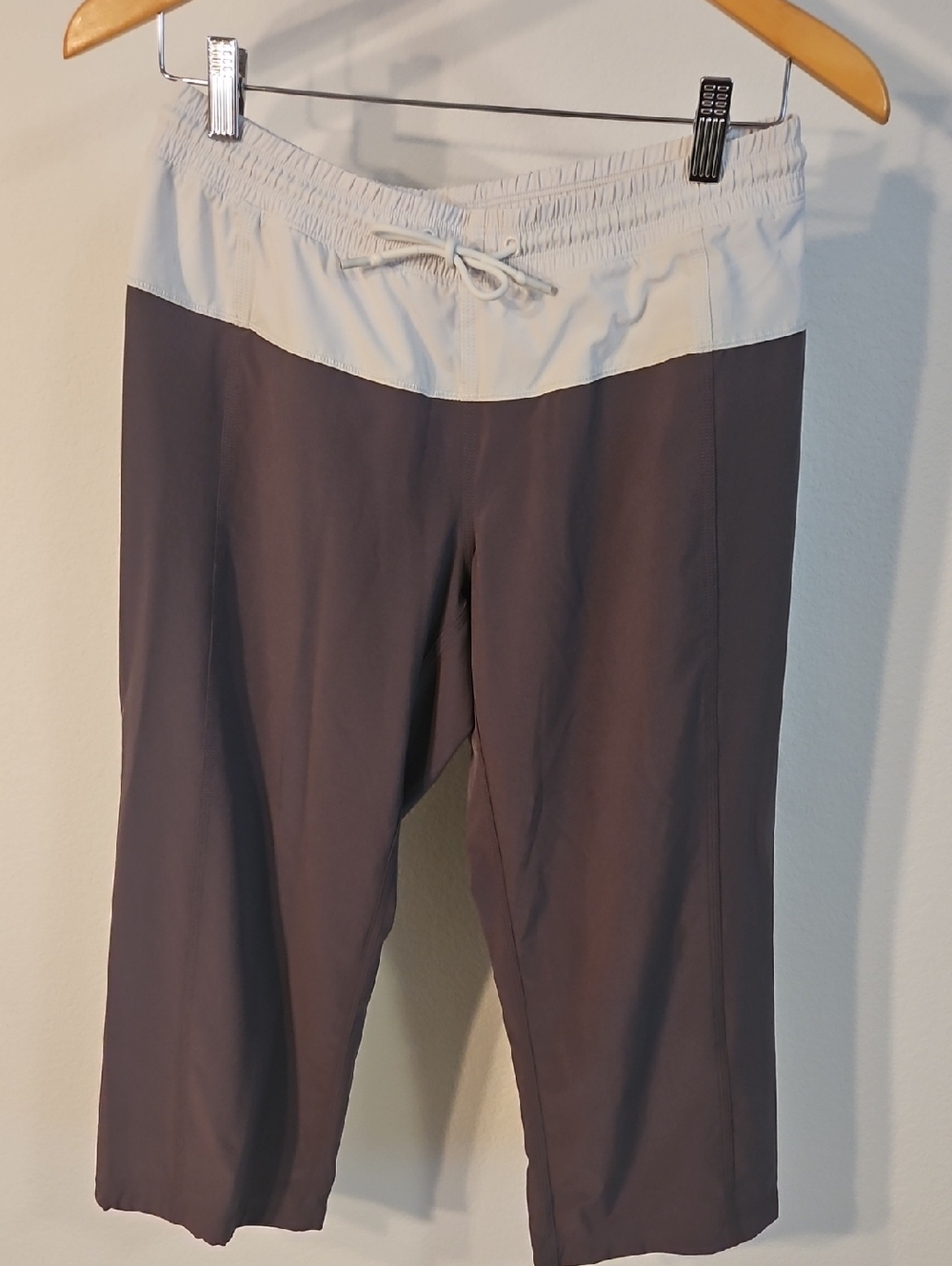 Lululemon Two-Tone Cropped Active Pants - White & Gray Sz 6